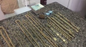 Polícia Federal apreendeu joias, dinheiro e droga na casa de um dos suspeitos durante operação Tudo Nosso — Foto: Arquivo Pessoal