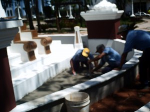 Empreiteira Ramez Jardim fez obras da Praça Dom Bosco. Blog flagrou a prefeitura refazendo o serviço supervisionado pela Jeane Rosin. 