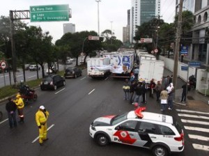 Marcos Bezerra/Futura Press Caminhoneiros realizaram protesto na Marginal Pinheiros, em São Paulo