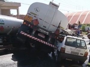 Caminhão-tanque atingiu dois carros em uma das principais ruas da cidade (Foto: reprodução/TV Tem)