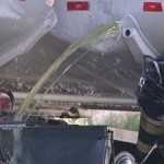 Parte do combustível vazou após o acidente (Foto: reprodução/TV Tem)