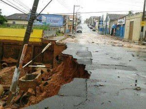 Foto: Edilson Miné - baixada da Aimorés: obras irregulares potencializaram enxurrada