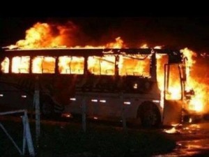 Motorista do ônibus, que pegou fogo, morreu no local (Foto: Divulgação/ J. Serafim)