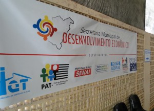 Banner afixado no corredor da super Secretaria "sob os cuidados" de Ribeirão