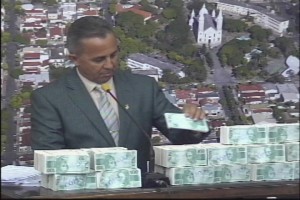 Durante sessão da Câmara, o parlamentar levou uma mala de notas falsas para indicar o tamanho da mala usada para transportar os mais de R$ 254 mil