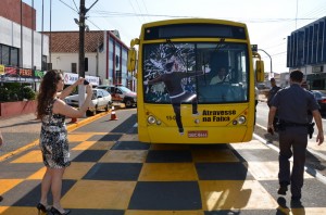 Thalita Dalacosta sobre a faixa - fotografando a ação da PM 