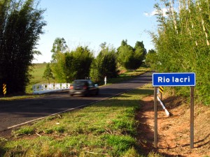 Quem conhece essa ponte, não acredita no volume de água sobre o loca.