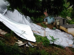 Deslizamento atinge residência e deixa família desabrigada em Pompeia Foto: Divulgação Defesa Civil