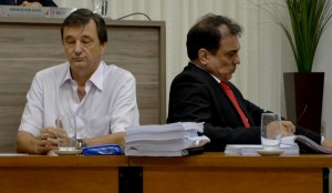 Prefeito Ivo Santos e o advogado Salvador Mustafa Campos, acompanham leitura, quando já era início da madrugada de terça-feira (Foto: Acácio Rocha).