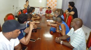 ...e a cadeira da mesa da sala de reuniões.