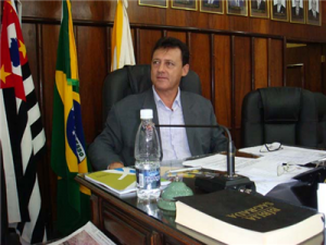 Vereador Augusto Fresneda Torres, "Ninha" (PMDB), reveza a leitura da Bíblia com outros parlamentares