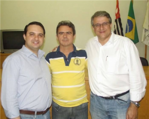 Ricardo ladeado por Gussi e o deputado estadual Reinaldo Alguz