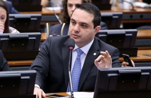 Pela segunda vez, às 20h05, o deputado Evandro Gussi (PV) também votou contra a investigação por formação de quadrilha