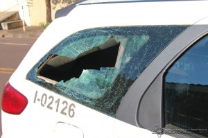 Viatura ficou com o vidro quebrado depois de ser atingida por uma pedra. (Regional Press)  