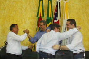 Deputados Alguz e Gussi cumprimentaram o professor Juliano e Moisés da Funerária, no lançamento da coligação "Transforma Dracena" (Foto: Viviane Santos)