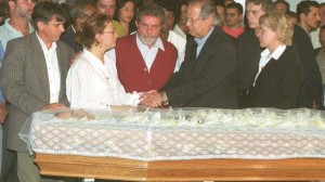 José Dirceu no velório do ex-prefeito de Santo André (SP), em 2002 (Samir Baptista/AE/VEJA)