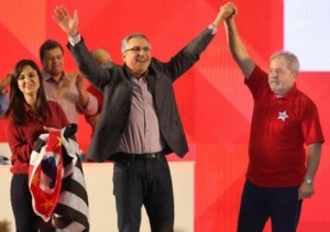 Padilha ao lado do ex-presidente Lula, em convenção realizada em São Paulo, em 15 de junho de 2014. Foi na condição de candidato que lhe foi servido o banquete em Tupã no mês de julho (Foto: Daniel Teixeira/Estadão)