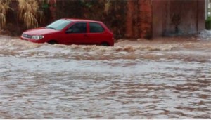 Veículos pequenos não vencem o volume de água acumulada por falta de drenagem