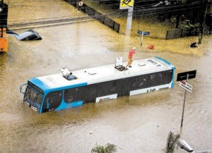 Dependendo da situação, nem ônibus consegue atravessar áreas alagadas na capital