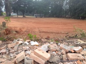 Muro que divide o cemitério da Saudade e a área de ampliação na direção da Secretaria de Meio Ambiente, já foi derrubado... 