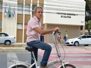 Prefeito de Colatina-ES - posse de bicicleta. O veículos também é seu meio de transporte na cidade -  (Foto: Edson Chagas/A Gazeta)