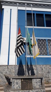 As repartições públicas hastearam a bandeira a meio mastro