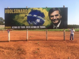 O produtor rural Cláudio Gorgen ao lado do outdoor em favor de Bolsonaro que ele mandou instalar em Chapadão do Céu.