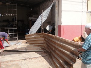 Telhado de uma tapeçaria na Rua Marília com Carmelo Morábito foi arrancado...