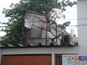 Telhado de zinco do Projeto Jovem Talento, na Rua Pedro Pavanelli se desprendeu do madeiramento...