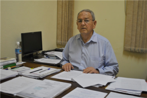 Dr. Manzano em seu gabinete, com a mesa repleta de documentos sobre os projetos apreciados na Câmara