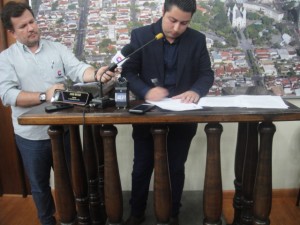 Após a leitura da carta, Matias assinou o pedido de licença e protocolou na Câmara