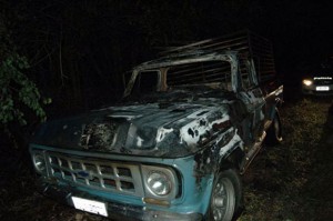 O corpo de "Cláudio Pamonheiro" foi localizado carbonizado no interior da camionete
