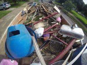 Foto: Prefeitura de Tupã/Divulgação - toneladas de recipientes e entulho foram retirados de residências e terrenos baldios
