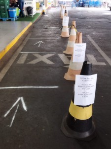 Enquanto isso, em outro supermercado de grande porte da cidade, os cones indicam o local de uma fila...