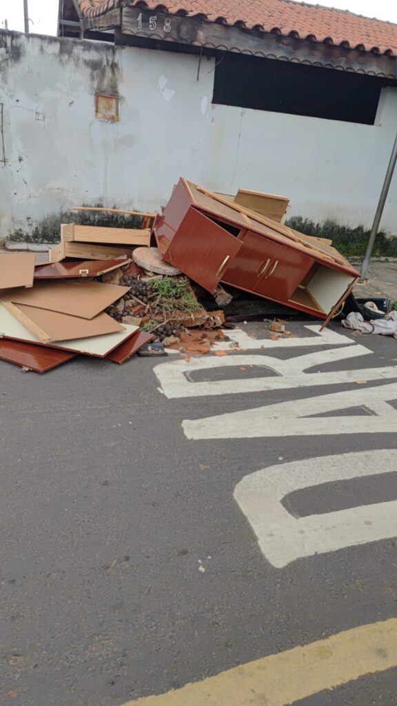 HERCULANDIA-LIXO-DOMESTICO-7-576x1024 HERCULÂNDIA: LIXO ACUMULA NA PORTA DE CASAS POR FALTA DE EPIS