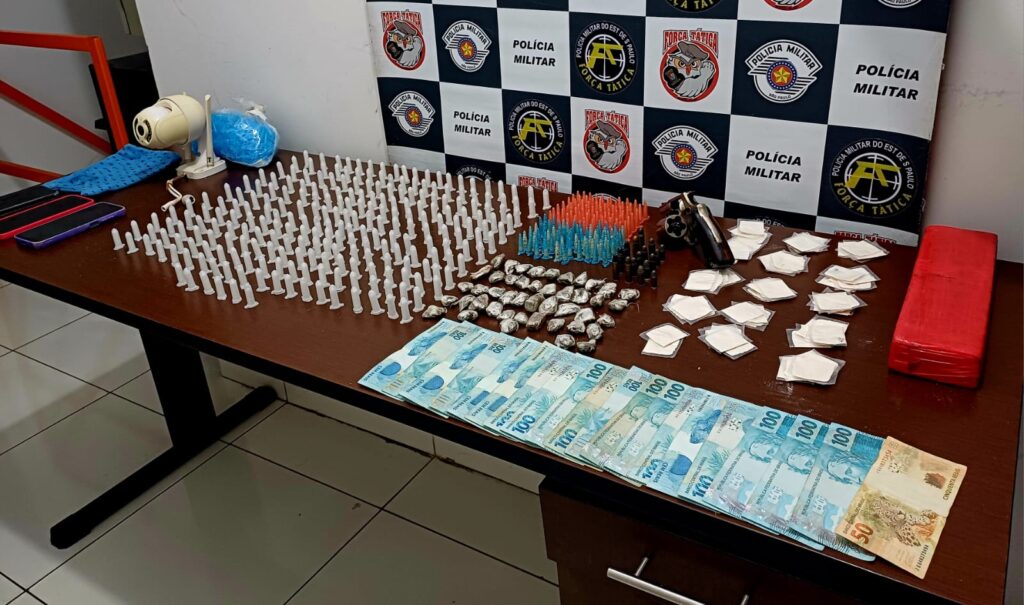 HERCULANDIA-DROGAS-E-DINHEIRO-1024x605 Marília manda reforço para Herculândia; armas e drogas são apreendidas